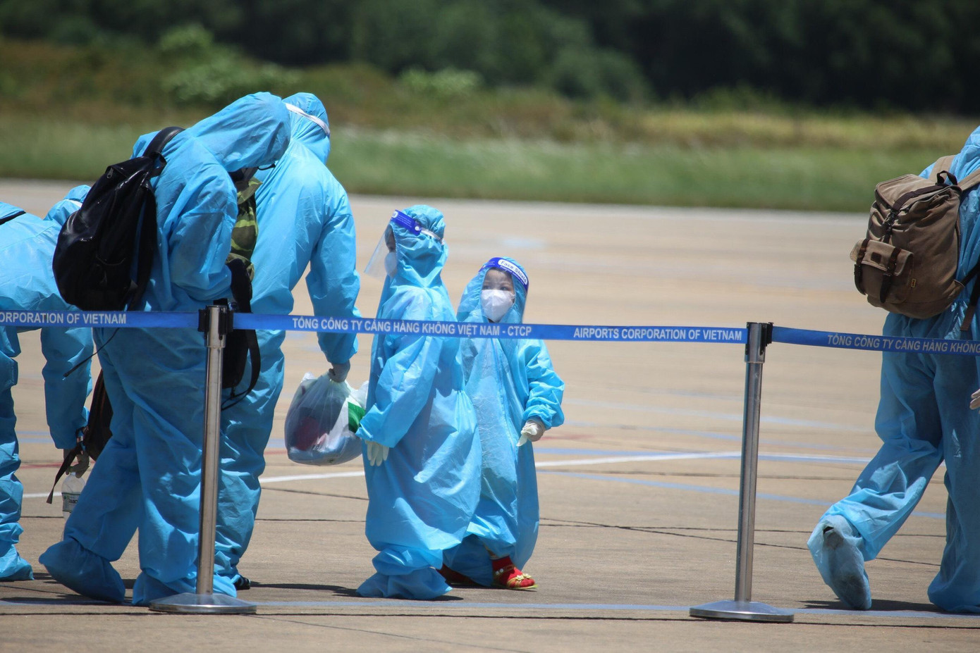 Người về quê đa phần là người bị bệnh hiểm nghèo, ốm đau dài ngày; phụ nữ mang thai, nuôi con nhỏ; người cao tuổi; người khuyết tật; người lao động thất nghiệp, bị dừng việc dài ngày; công dân vào thăm thân, khám bệnh, giải quyết công việc bị mắc kẹt lại TP HCM và các tỉnh phía Nam. Người về quê đa phần là người bị bệnh hiểm nghèo, ốm đau dài ngày; phụ nữ mang thai, nuôi con nhỏ; người cao tuổi; người khuyết tật; người lao động thất nghiệp, bị dừng việc dài ngày; công dân vào thăm thân, khám bệnh, giải quyết công việc bị mắc kẹt lại TP HCM và các tỉnh phía Nam.