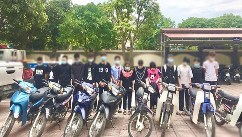 Nhóm thiếu niên có cả nam và nữ bị triệu tập.