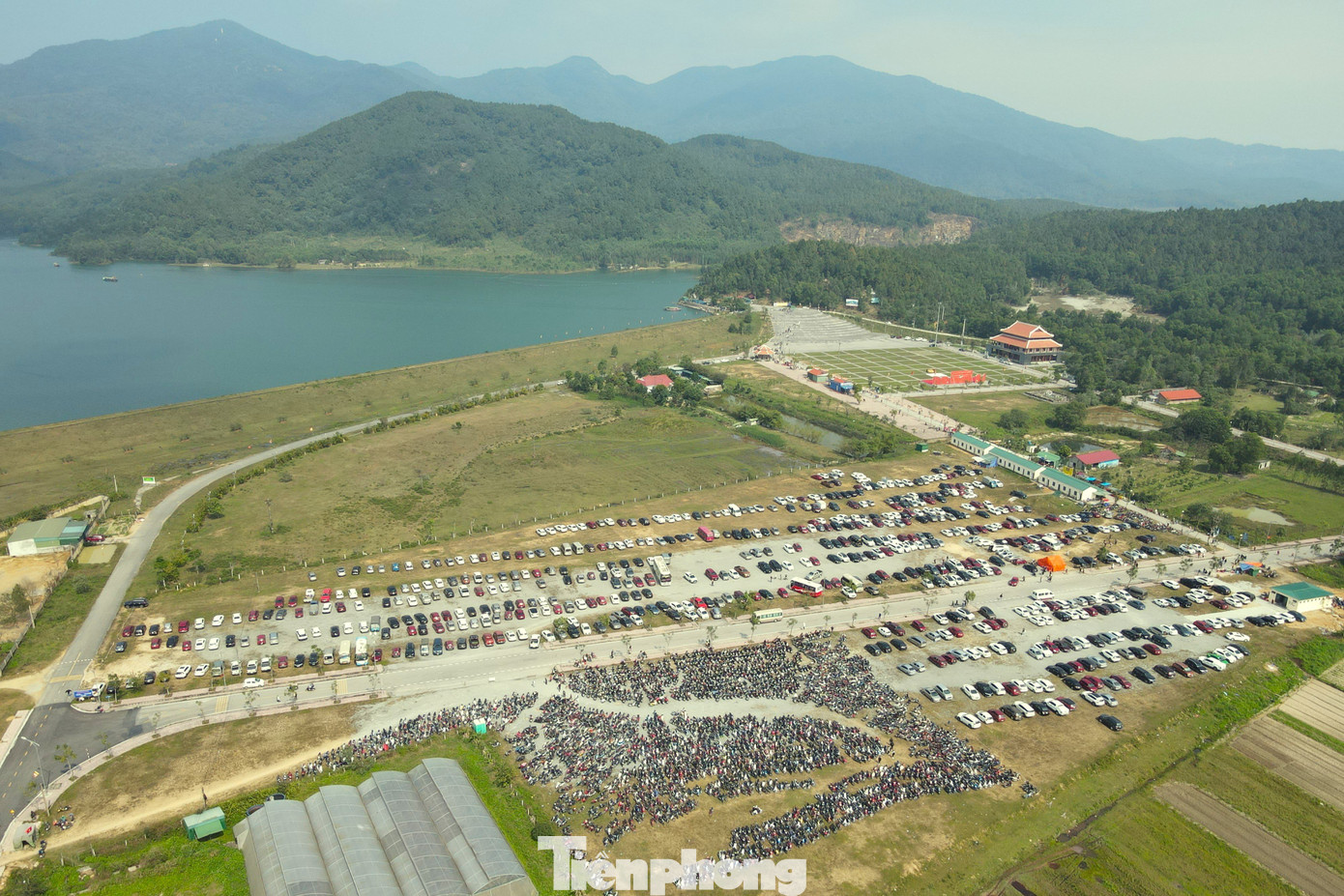 Dòng người đổ về chùa Hương Tích những ngày đầu năm rất đông.