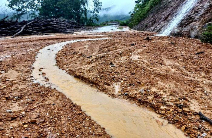 Tuyến đường độc đạo vào bản Rào Tre, xã Hương Liên nhiều điểm bị sạt lở.