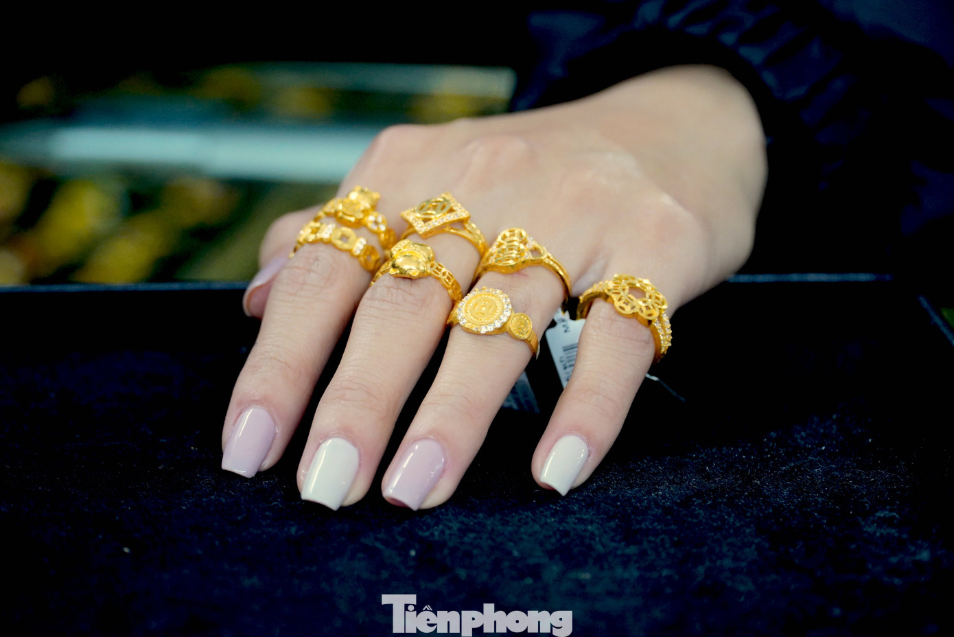 Đặc biệt như hôm 30/1 (mùng 9 Tết), số lượng người đến mua và đặt cọc tiền trước cũng tăng cao gấp 30-40 lần. Có những người sợ trong ngày vía Thần tài đông khách, chờ lâu nên họ đặt tiền trước, chọn mẫu và ghi tên lại để đúng ngày mới đến nhận.