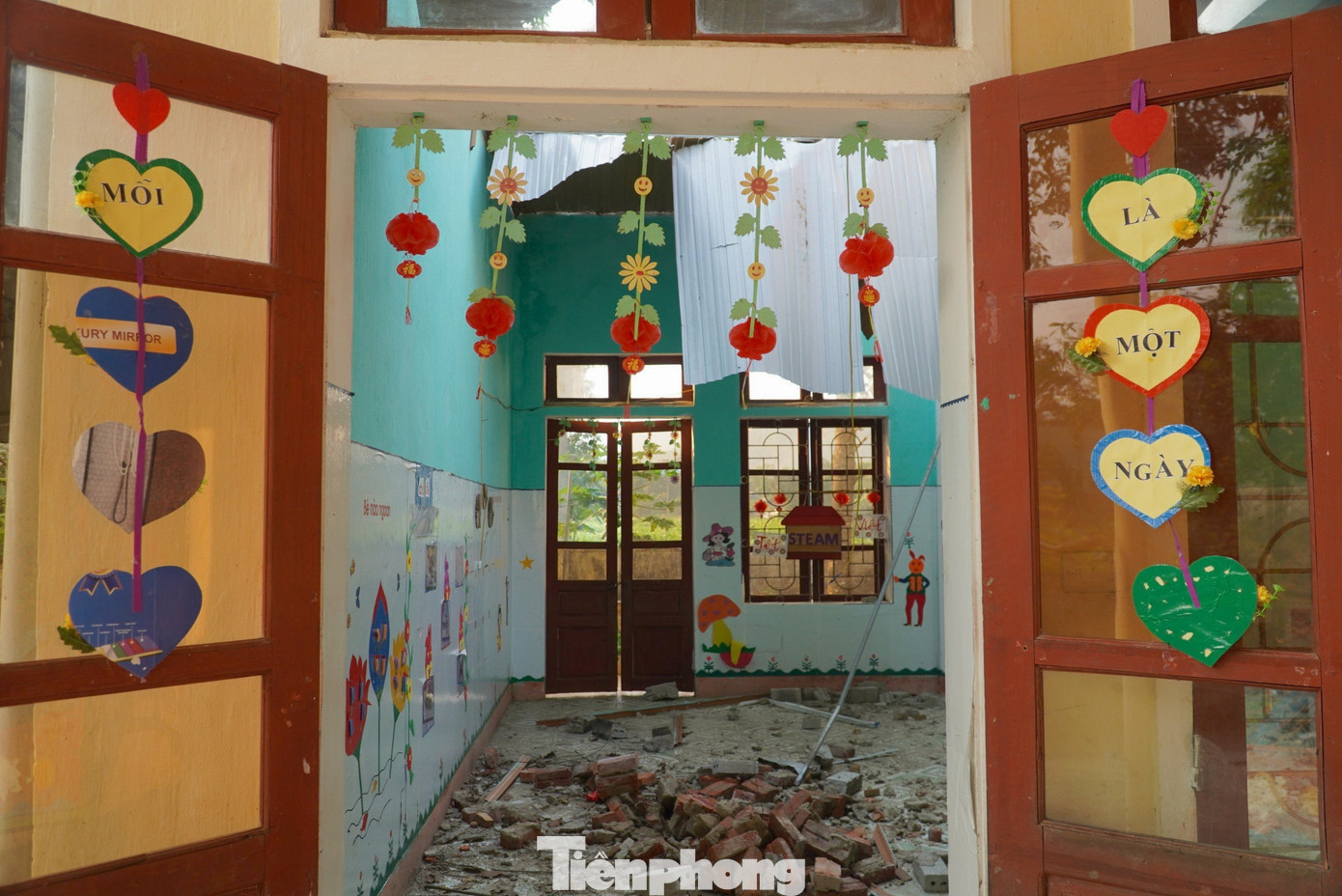 Theo cô Sự, công trình dãy phòng học đã xuống cấp do được xây dựng từ lâu. Giờ phương án trước mắt đề xuất tháo dỡ những mái tôn, dọn gạch vỡ trong phòng để đón các cháu trở lại trường. Tuy nhiên dãy phòng này đã bị nứt vỡ, không đảm bảo an toàn nên sẽ cho các cháu học tại phòng đa chức năng. Theo cô Sự, công trình dãy phòng học đã xuống cấp do được xây dựng từ lâu. Giờ phương án trước mắt đề xuất tháo dỡ những mái tôn, dọn gạch vỡ trong phòng để đón các cháu trở lại trường. Tuy nhiên dãy phòng này đã bị nứt vỡ, không đảm bảo an toàn nên sẽ cho các cháu học tại phòng đa chức năng.