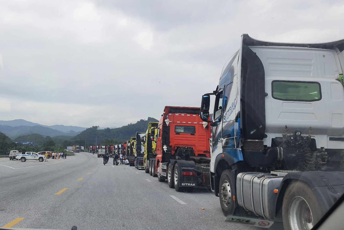 Lực lượng CSGT chốt chặn để kiểm tra các tài xế.