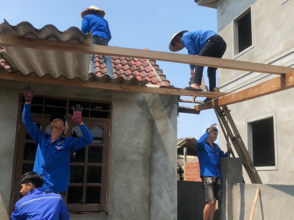 Khi hay tin, với tinh thần xung kích tình nguyện, lực lượng thanh niên xã Sơn Hồng đã nhanh chóng đến những nhà dân bị thiệt hại nặng để cùng hỗ trợ giúp dân.