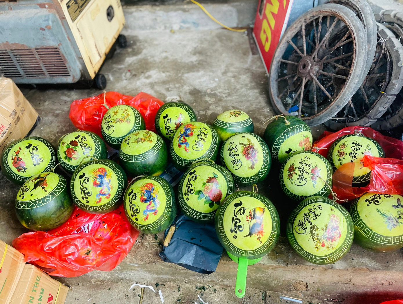 Nhiều người đến gian hàng của anh Thiết mua dưa khắc chữ thư pháp mang về trưng trên bàn thờ tổ tiên hoặc làm quà tặng cho bạn bè, người thân trong dịp Tết.