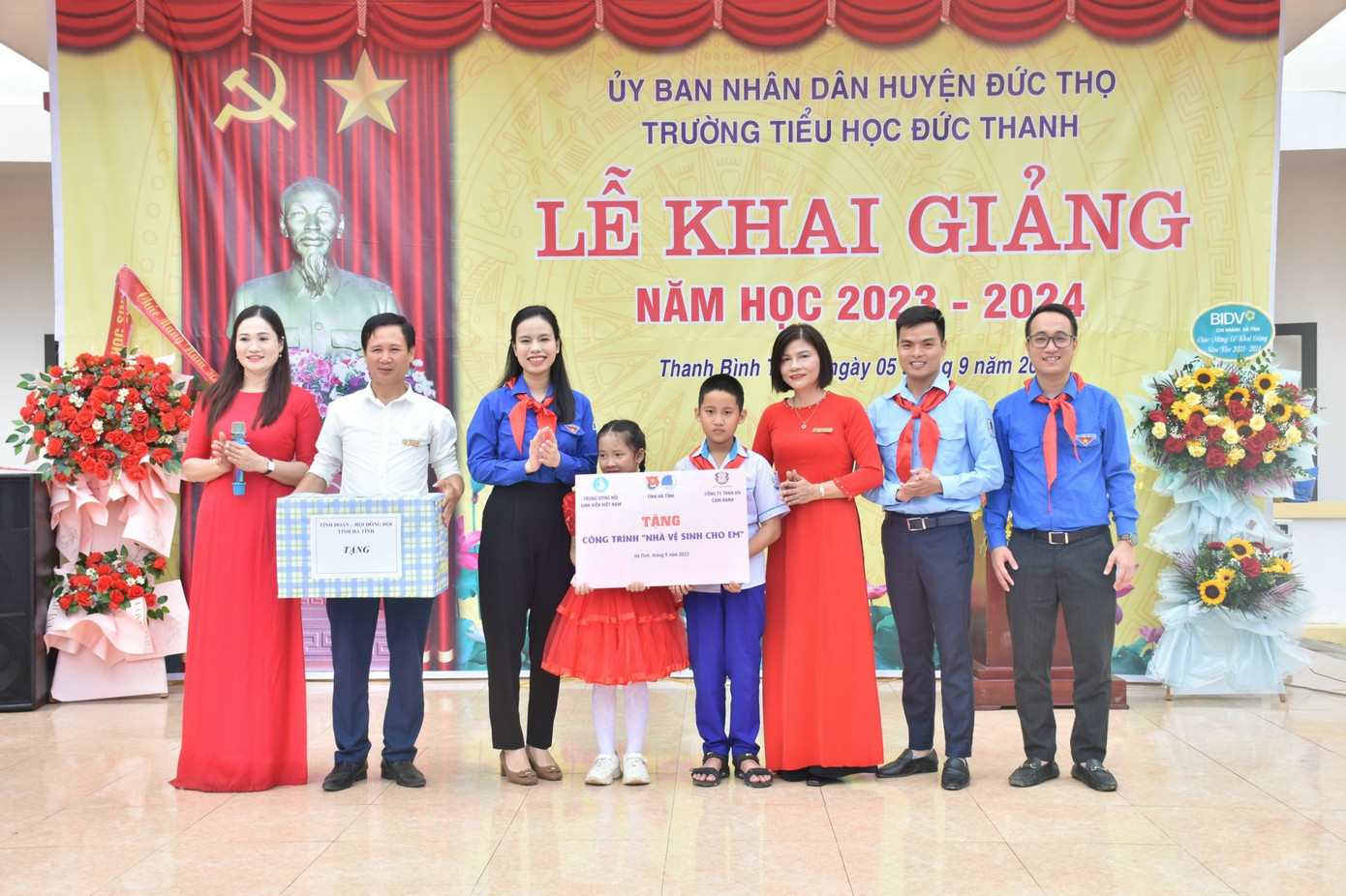 Trong ngày khai giảng, Tỉnh Đoàn, Hội đồng Đội tỉnh Hà Tĩnh phối hợp với các đơn vị trao tặng 7 nhà vệ sinh cho em tại các trường học trên toàn tỉnh trị giá gần 700 triệu đồng. Trong ảnh: Ban Thường vụ tỉnh Đoàn, Hội đồng Đội tỉnh Hà Tĩnh cùng các đơn vị trao tặng công trình vệ sinh tại điểm trường Tiểu học Đức Thanh (huyện Đức Thọ).