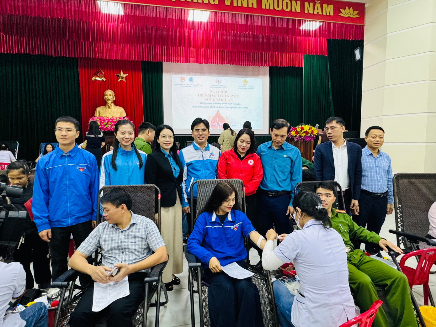 Sáng 24/11, Hội Chữ thập đỏ thành phố Hà Tĩnh phối hợp với Thành Đoàn, Liên đoàn lao động thành phố tổ chức ngày hội hiến máu tình nguyện đợt II năm 2024. Ảnh: HN Sáng 24/11, Hội Chữ thập đỏ thành phố Hà Tĩnh phối hợp với Thành Đoàn, Liên đoàn lao động thành phố tổ chức ngày hội hiến máu tình nguyện đợt II năm 2024. Ảnh: HN