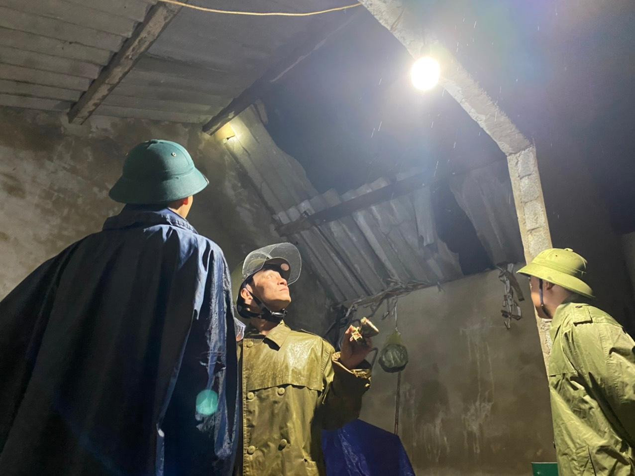 Lực lượng chức năng kiểm tra các nhà dân bị ảnh hưởng lốc xoáy trong đêm. Lực lượng chức năng kiểm tra các nhà dân bị ảnh hưởng lốc xoáy trong đêm.