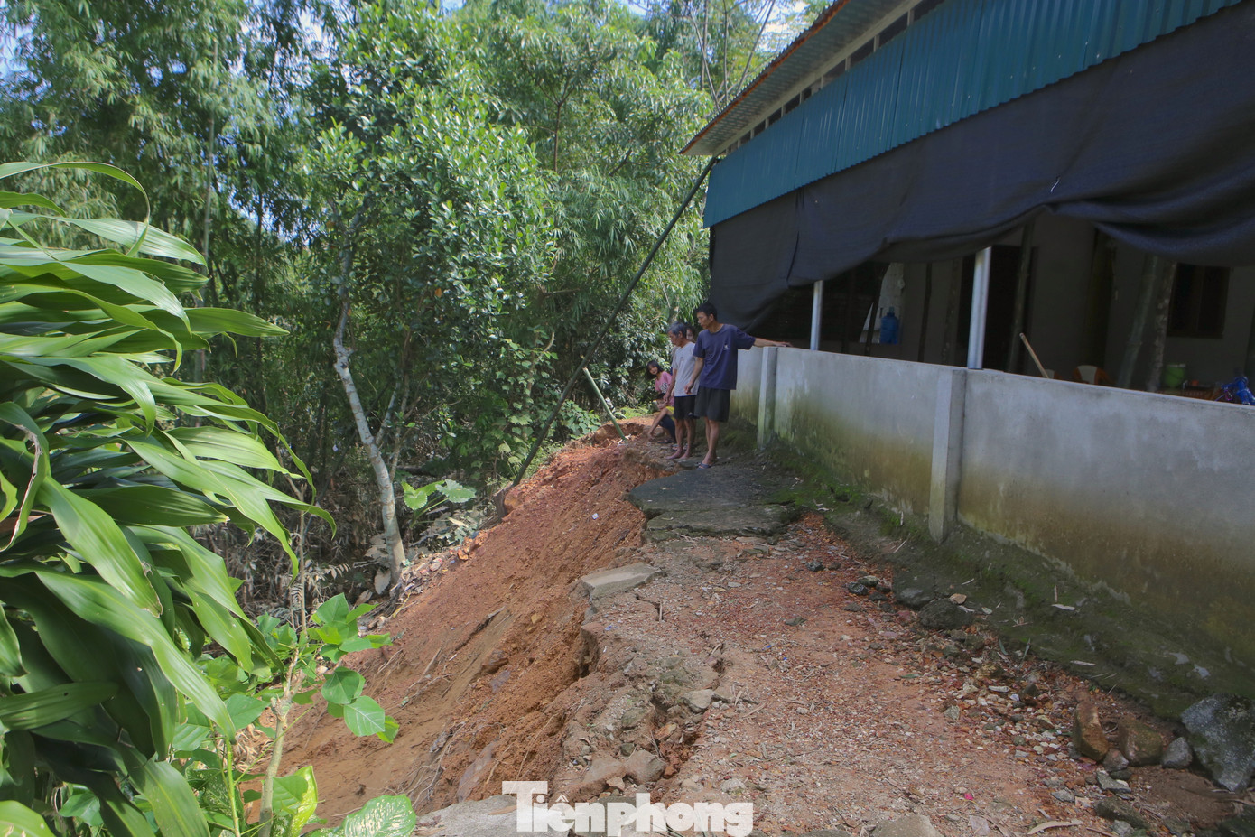 Những ngày này, ông Nguyễn Văn Lâm (53 tuổi, trú thôn 6, xã Quang Thọ, huyện Vũ Quang, tỉnh Hà Tĩnh) không đêm nào ngủ yên giấc vì ám ảnh bởi nỗi lo sợ sông cuốn mất nhà.