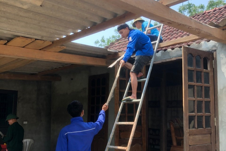 Anh Phan Tiến Cường - Bí thư Đoàn xã Sơn Hồng, huyện Hương Sơn cho biết, trong ngày đơn vị đã huy động lực lượng đoàn viên thanh niên cùng tham gia hỗ trợ giúp người dân khắc phục thiên tai. Trận lốc xoáy đã làm ngôi trường Mầm non Sơn Hồng và 26 ngôi nhà, 7 chuồng trại chăn nuôi bị tốc mái, ngoài ra hàng trăm cây ăn qủa bị gãy đổ. Đặc biệt chỉ trong thời gian ngắn, lốc xoáy đã làm gãy đổ 53ha diện tích hoa màu của người dân.