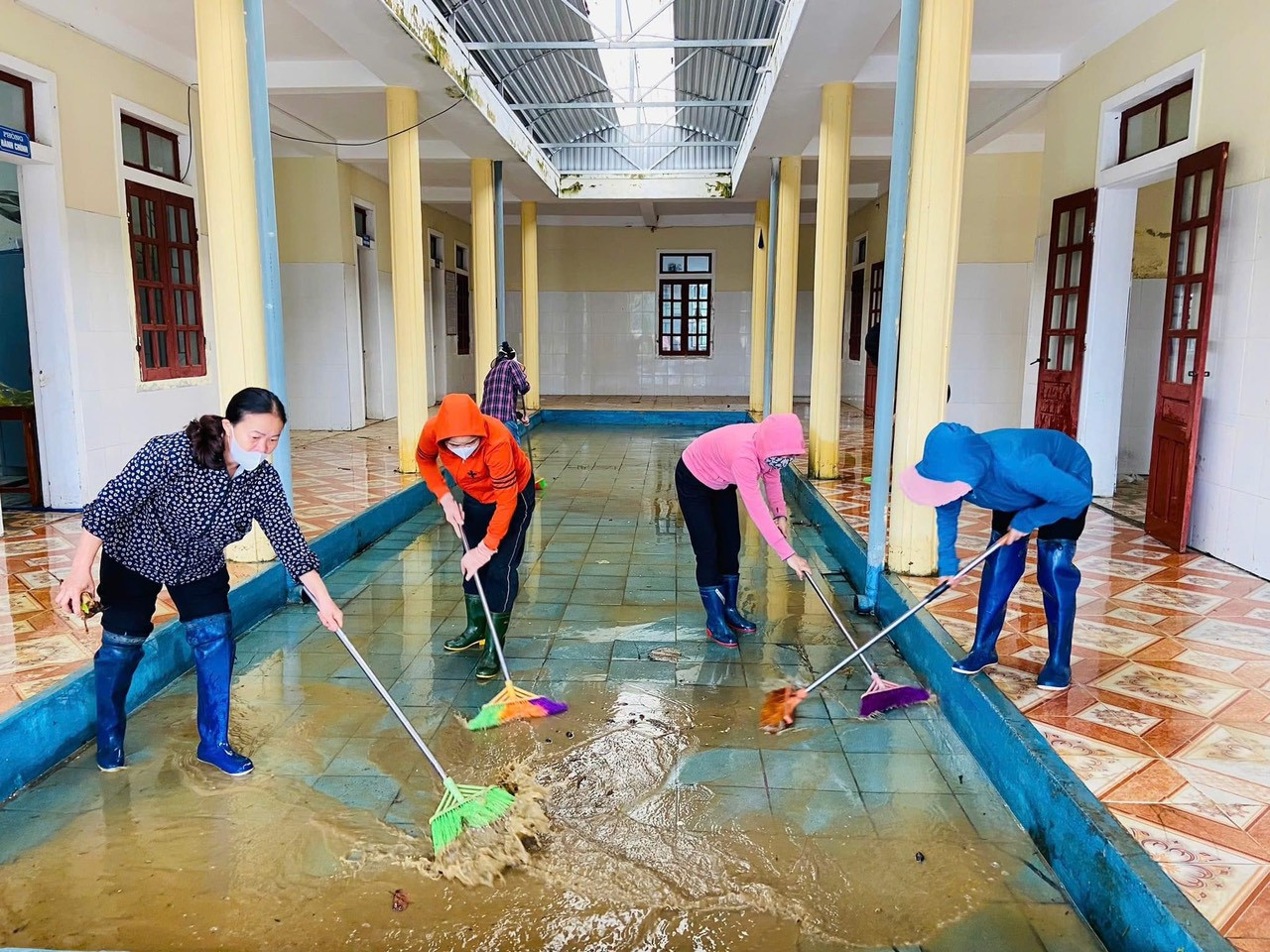 Với tinh thần nước rút đến đâu, dọn lũ đến đó, giáo viên cùng phụ huynh đã phối hợp dọn dẹp vệ sinh tại trường học.