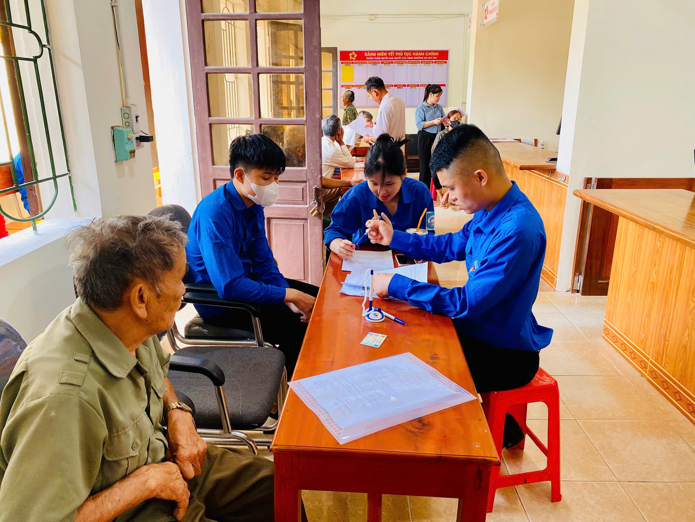 Tại phường Hà Huy Tập, đội hình thanh niên tình nguyện có mặt tại Trung tâm hành chính công để trực tiếp hướng dẫn người dân cài đặt, sử dụng ứng dụng VNeID, tích hợp các thông tin như bảo hiểm.