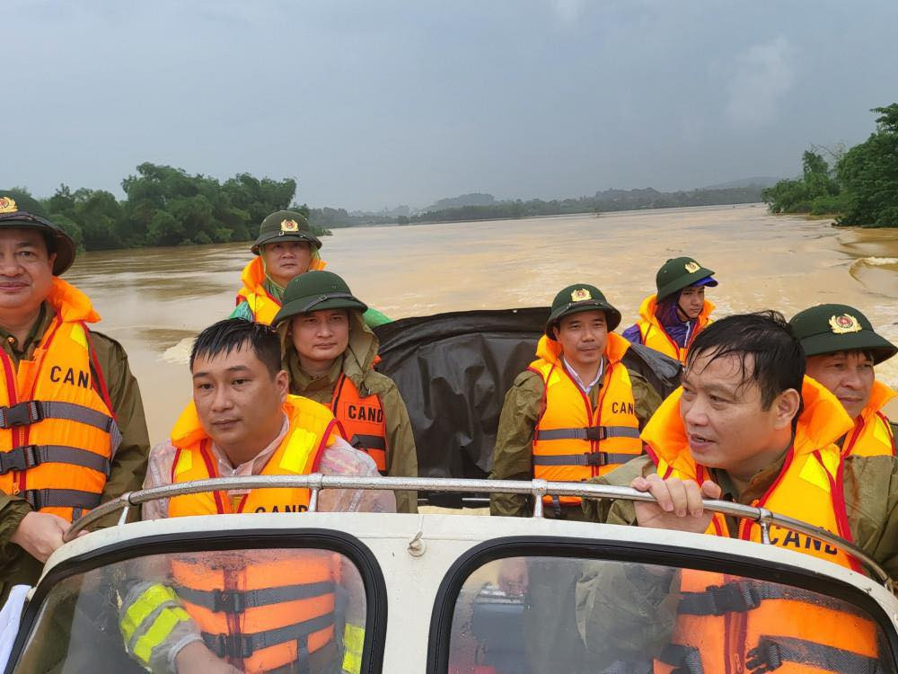 Lực lượng Công an Hà Tĩnh di chuyển thuyền vào khu vực dân bị cô lập để hỗ trợ bà con...