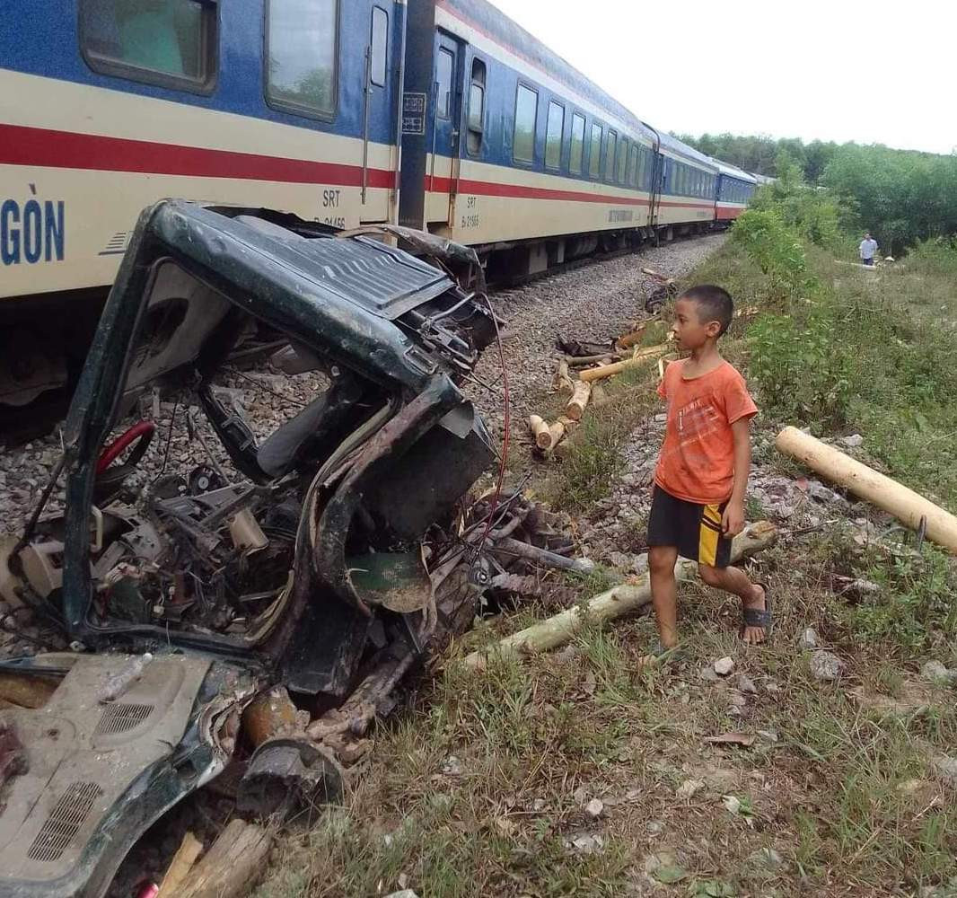Vụ tai nạn khiến hành trình của tàu khách bị chậm hơn 2 giờ đồng hồ để khắc phục sự cố.