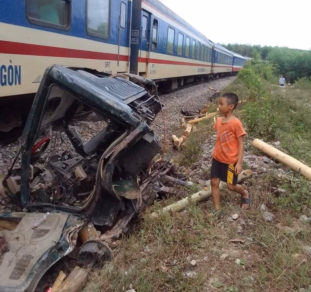 Vụ tai nạn khiến hành trình của tàu khách bị chậm hơn 2 giờ đồng hồ để khắc phục sự cố.