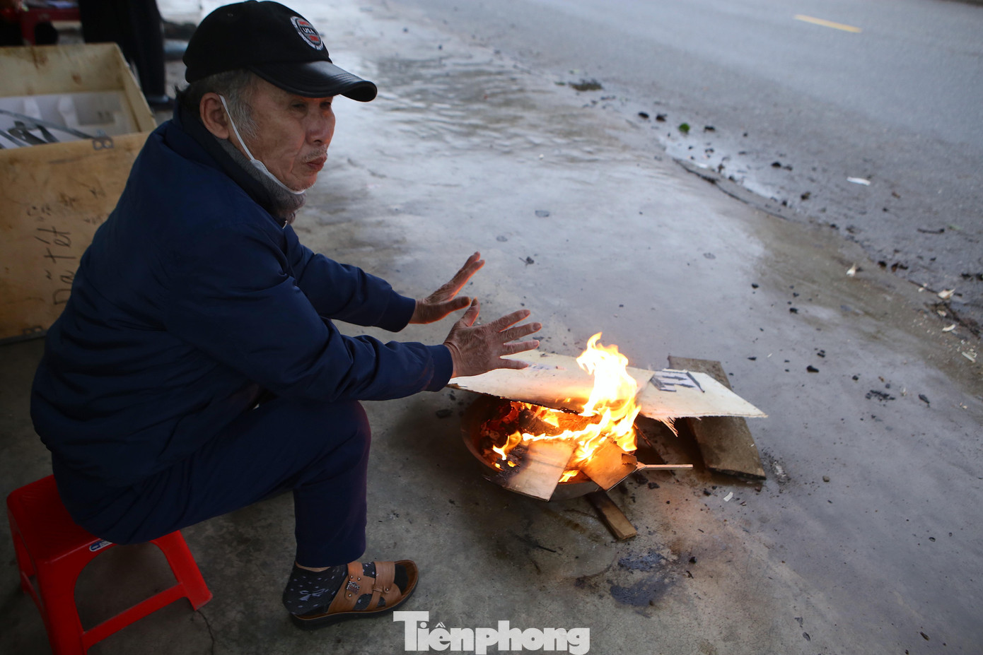 Người dân đốt lửa sưởi ấm tại đường Nguyễn Công Trứ trong ngày rét đậm, rét hại. Người dân đốt lửa sưởi ấm tại đường Nguyễn Công Trứ trong ngày rét đậm, rét hại.