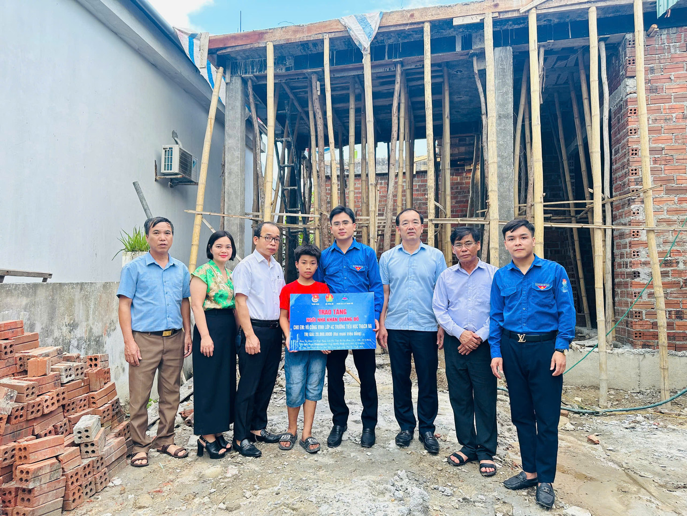 Thành Đoàn và Hội đồng Đội thành phố Hà Tĩnh trao biểu trưng hỗ trợ gia đình em Võ Công Vinh - lớp 4C Trường Tiểu học Thạch Hạ số tiền 20 triệu đồng. Thành Đoàn và Hội đồng Đội thành phố Hà Tĩnh trao biểu trưng hỗ trợ gia đình em Võ Công Vinh - lớp 4C Trường Tiểu học Thạch Hạ số tiền 20 triệu đồng.