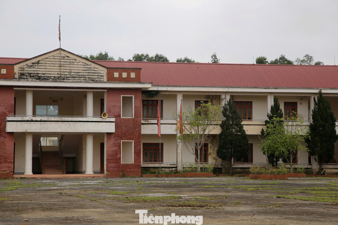 Mục tiêu khi xây trường để bảo đảm nhu cầu học cho 600 em học sinh. Tuy nhiên, sau khi xây dựng xong, học sinh giảm theo từng năm, năm nhiều nhất là hơn 100 em học sinh theo học. Mục tiêu khi xây trường để bảo đảm nhu cầu học cho 600 em học sinh. Tuy nhiên, sau khi xây dựng xong, học sinh giảm theo từng năm, năm nhiều nhất là hơn 100 em học sinh theo học.