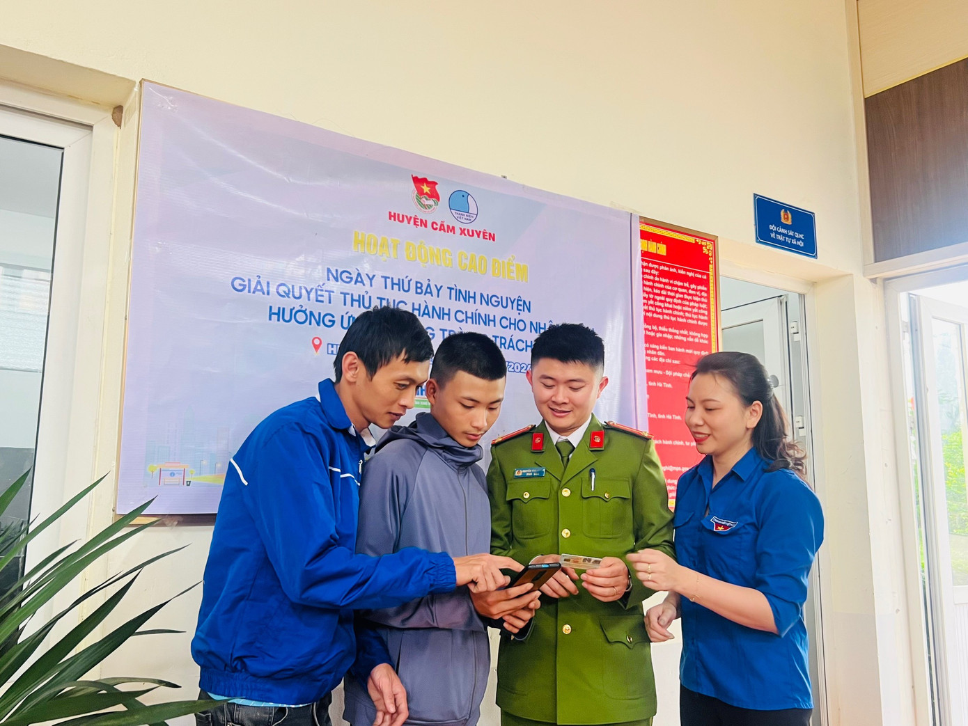 Ngày thứ bảy tình nguyện giải quyết thủ tục hành chính cho nhân dân gắn với phong trào 3 trách nhiệm.