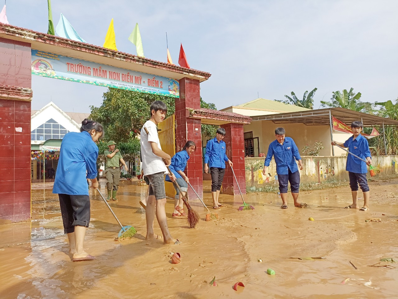 Điểm trường Mầm non Điền Mỹ được dọn dẹp để đón các em sớm trở lại trường sau đợt mưa lũ vừa qua.