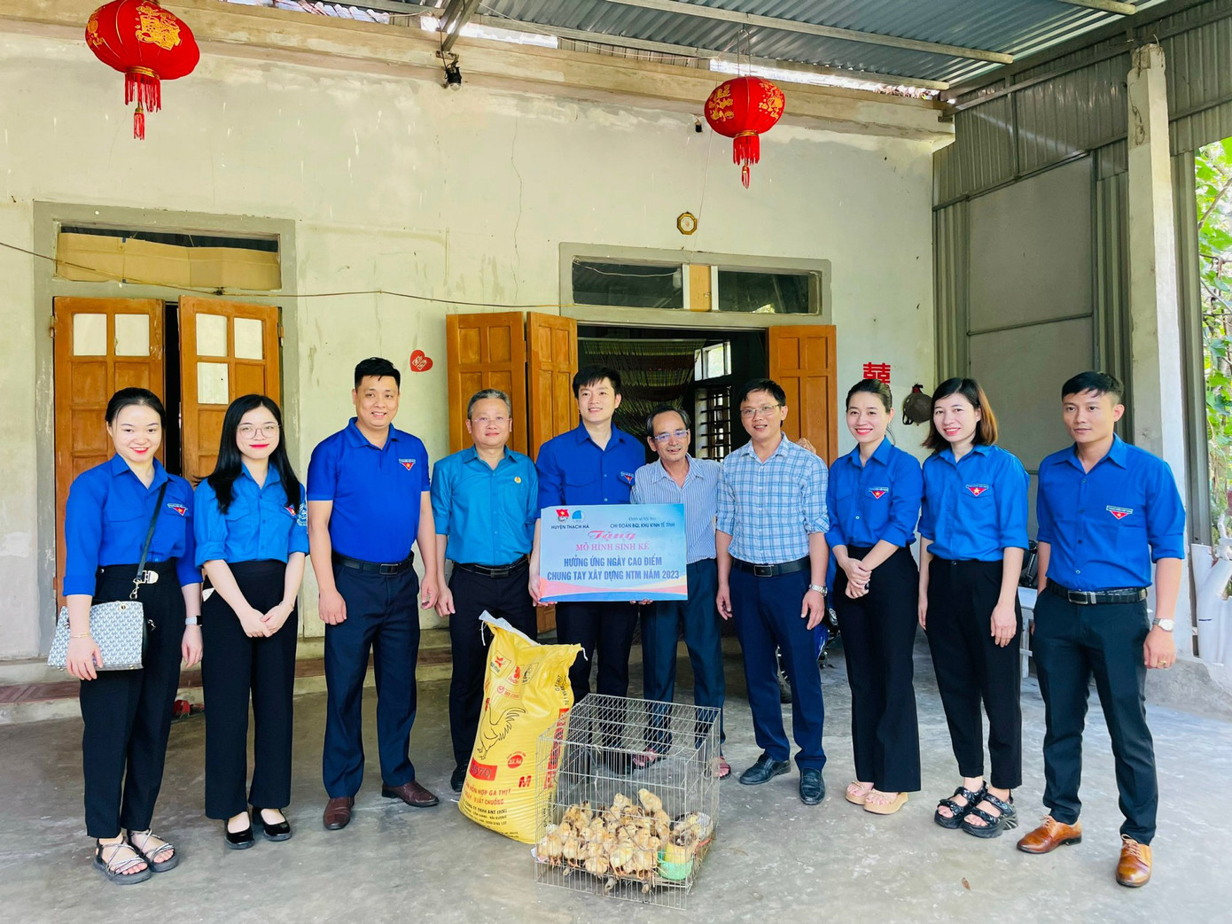 Huyện đoàn Thạch Hà trao tặng mô hình sinh kế cho thanh niên. Huyện đoàn Thạch Hà trao tặng mô hình sinh kế cho thanh niên.