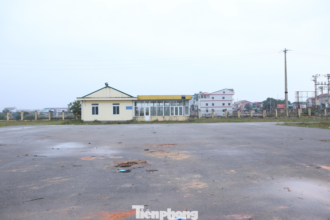 Thế nhưng khi vừa hoàn thành mặt bằng, xây dựng hệ thống nhà điều hành, chỉ chờ hoàn thành nốt thủ tục đấu nối với quốc lộ 1A là có thể đưa vào sử dụng nhưng từ năm 2015 dự án này bị dừng, bỏ hoang cho đến nay.