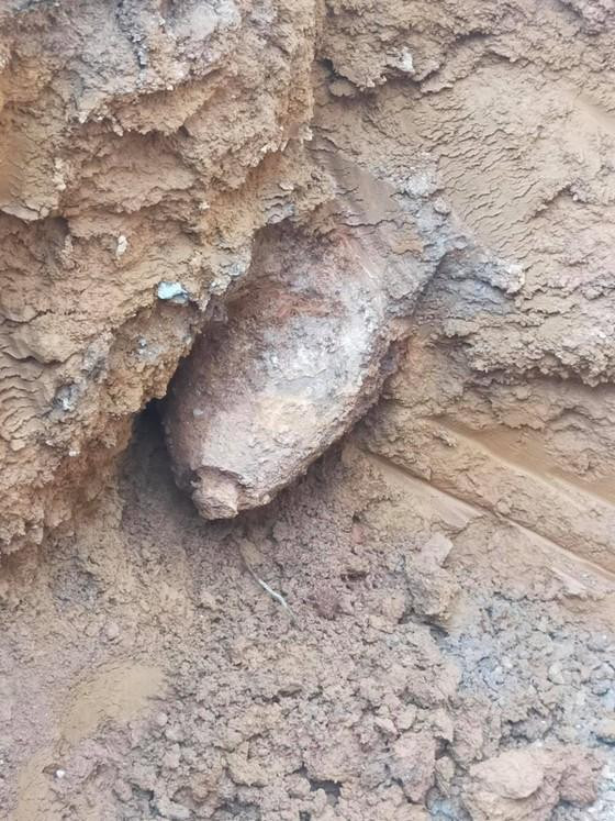 Quả bom có cân nặng khoảng 2,5 tạ được phát hiện tại xã Sơn Tây, huyện Hương Sơn.