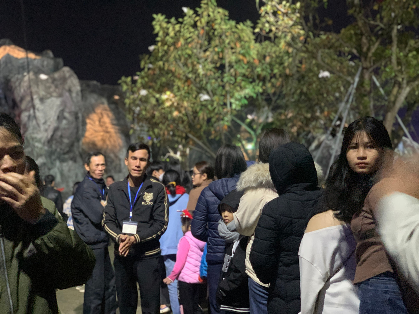 Vì dòng người đến xem đông nên mọi người phải xếp hàng rồng rắn để di chuyển từ từ lên hang đá. Ban giáo xứ được phân công chia cắt đứng ở từng vị trí để giám sát số lượng người di chuyển qua hang đá nhằm đảm bảo an toàn.