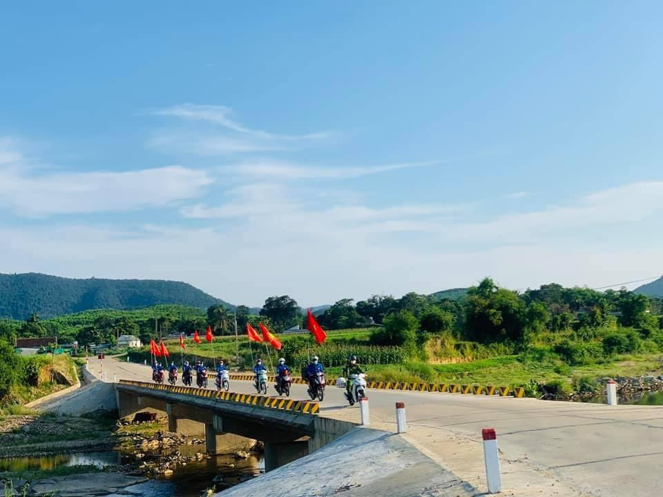 Nhóm đoàn thanh niên xã Kỳ Sơn (huyện Kỳ Anh) đến từng tuyến đường nông thôn, cụm dân cư, chợ,.. để thông tin đến người dân về các nội dung của công tác bầu cử cũng như những quyền và nghĩa vụ của người dân khi tham gia bầu cử.