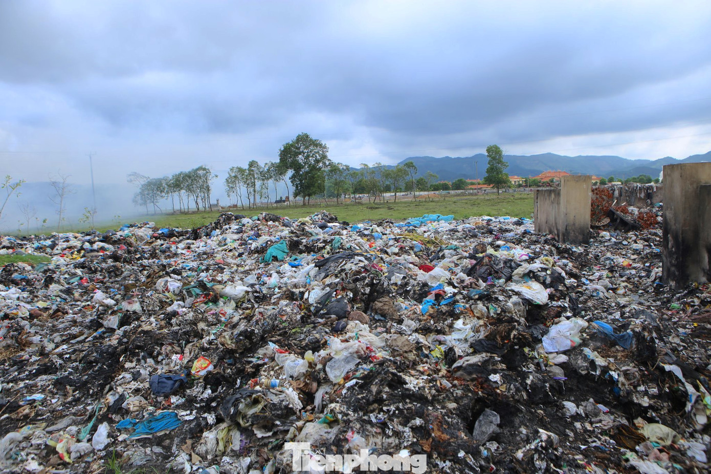 “Có những thời điểm đốt ngay tại bãi trung chuyển, khói bay mù mịt, mùi hôi thối bốc lên khắp vùng. Người dân đi qua đường này phải bịt mũi. Chúng tôi kiến nghị nhiều lần làm bãi trung chuyển đi nơi khác để đảm bảo cuộc sống người dân”, ông Dũng nói.