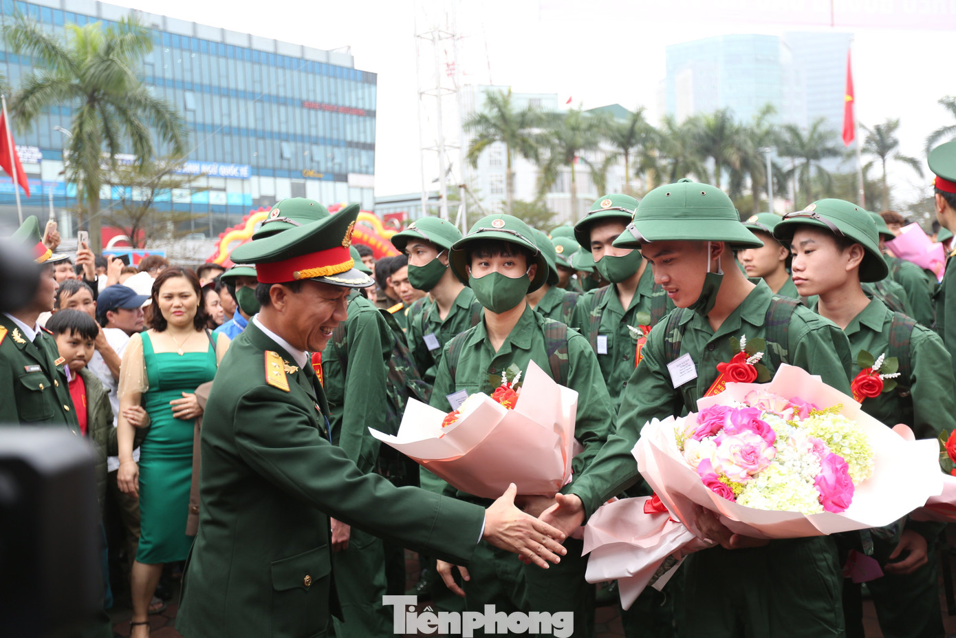 Năm nay Hà Tĩnh có 1.445 tân binh lên đường nhập ngũ. Trong đó, 1.200 tân binh thực hiện nghĩa vụ quân sự. Để động viên thanh niên lên đường nhập ngũ, các địa phương, đoàn thể đã trích ngân sách và huy động các nguồn xã hội hóa để tặng quà (bằng tiền mặt và hiện vật) với trị giá 5-13 triệu đồng/người.