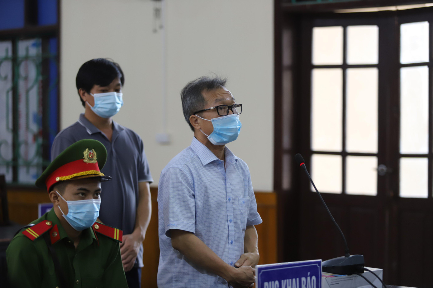 Bị cáo Dũng (người đeo kính) tại phiên toà xét xử.