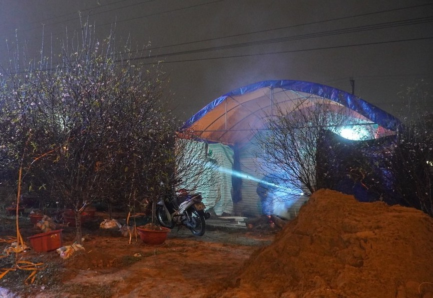 Người dân đốt lửa trong lán bên vỉa hè. Người dân đốt lửa trong lán bên vỉa hè.