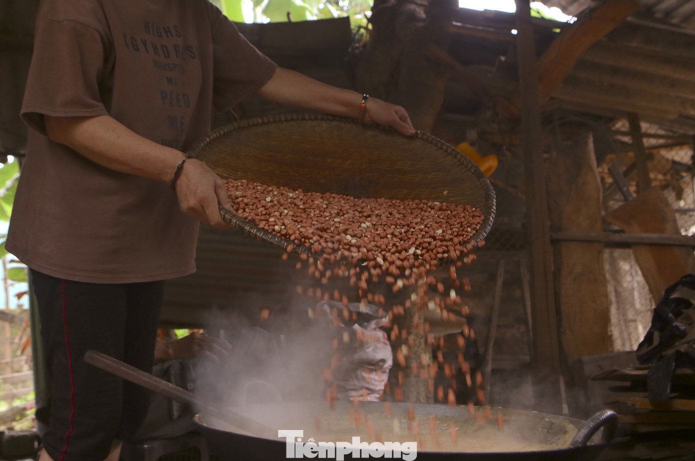 Để kẹo được ngon, không quá cứng và đủ mùi vị ngọt bùi pha lẫn chút cay nồng là bí quyết riêng của từng nhà. Bà Thảo nấu mật sôi lên bằng chảo gang, sau đó đổ lạc nhân và gừng vào rồi đảo liền tay để tránh bị cháy. Còn vỏ chanh sẽ bỏ sau cùng khi kẹo đã chín để giữ được hương vị cay đậm đà.