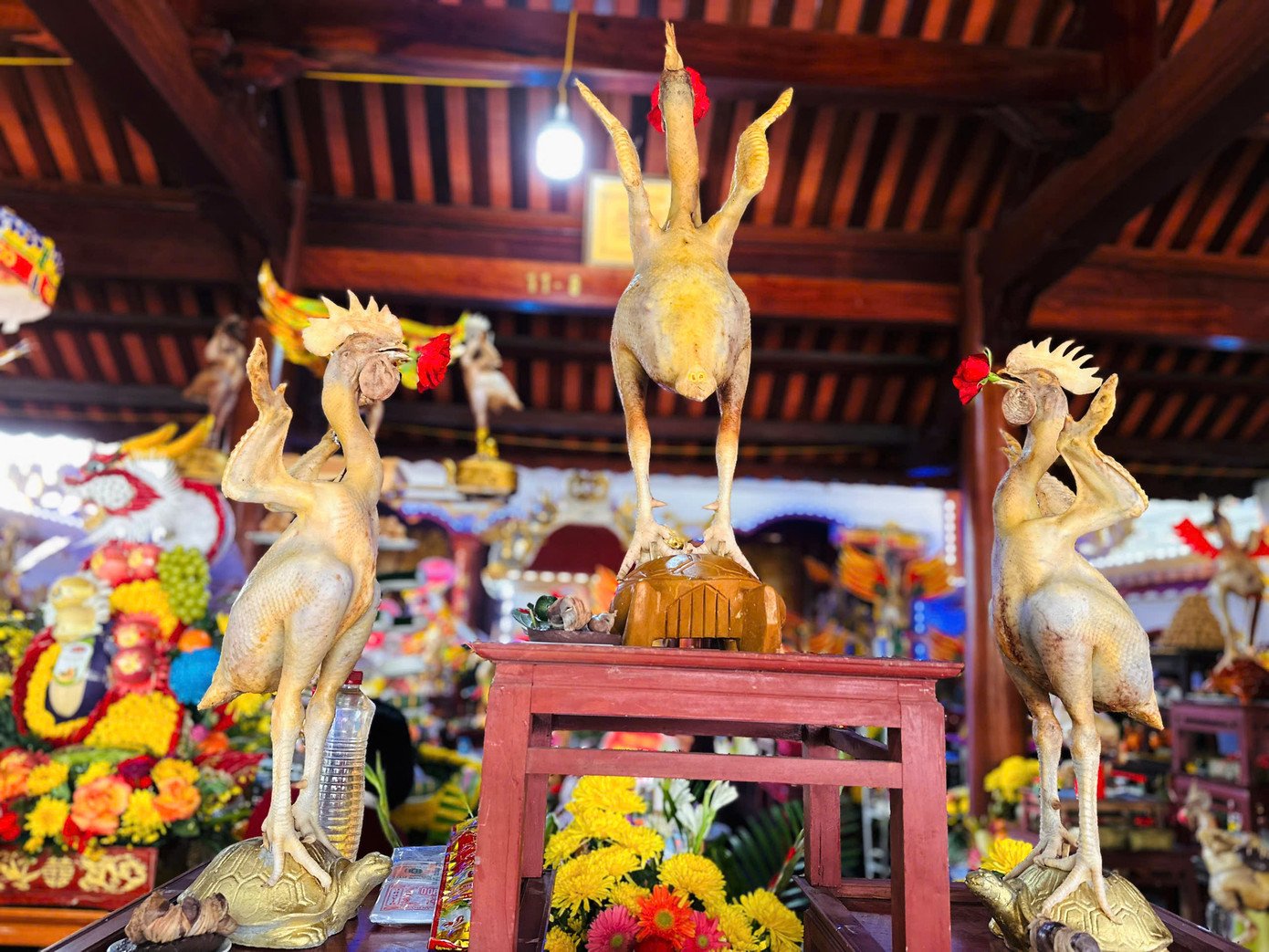 Đặc biệt, trong mâm cỗ dâng lên bàn thờ tổ tiên có những con gà được tạo thế rất đẹp mắt. Gà được người dân luộc, tạo dáng quỳ hay đứng thẳng nhưng hai cánh đều xòe như tư thế chuẩn bị bay.