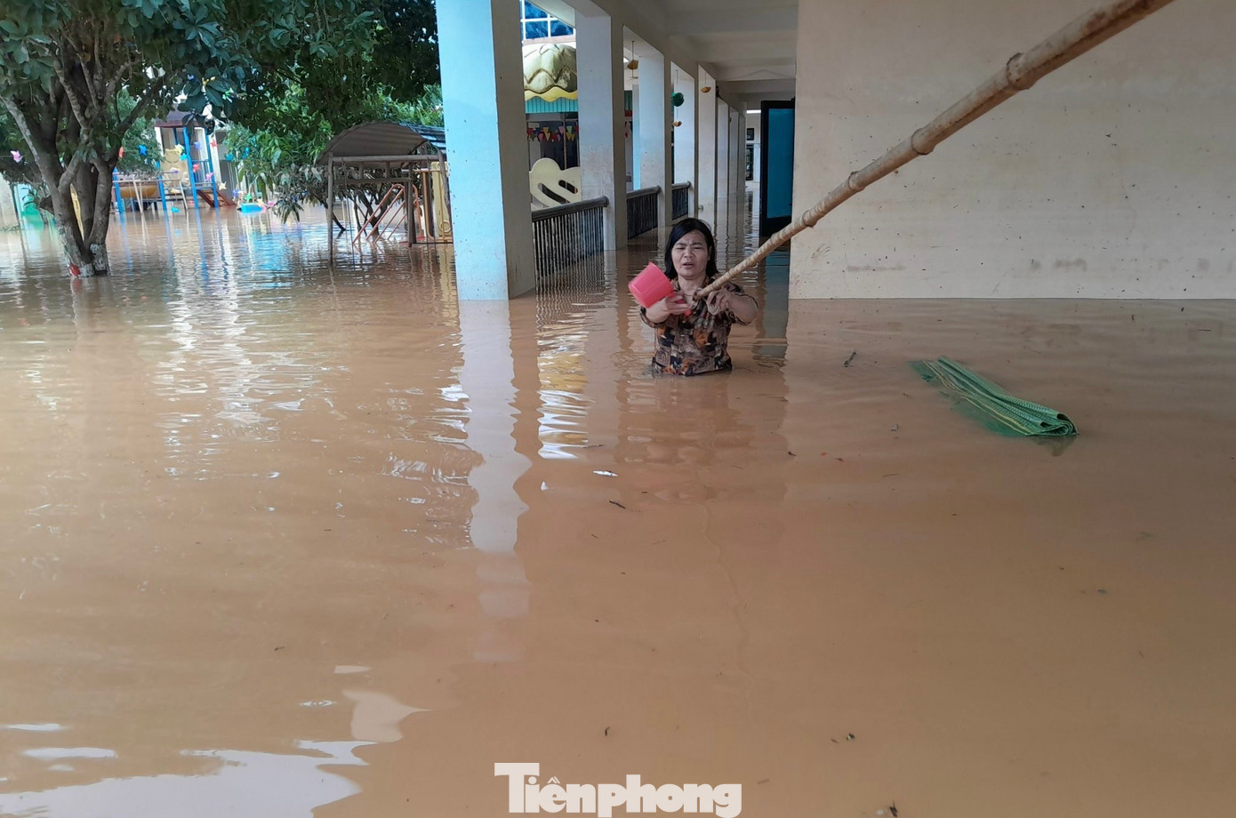 Cảm động hình ảnh cô giáo lội nước lũ ngang bụng đến trường để cứu tài sản cho trò...