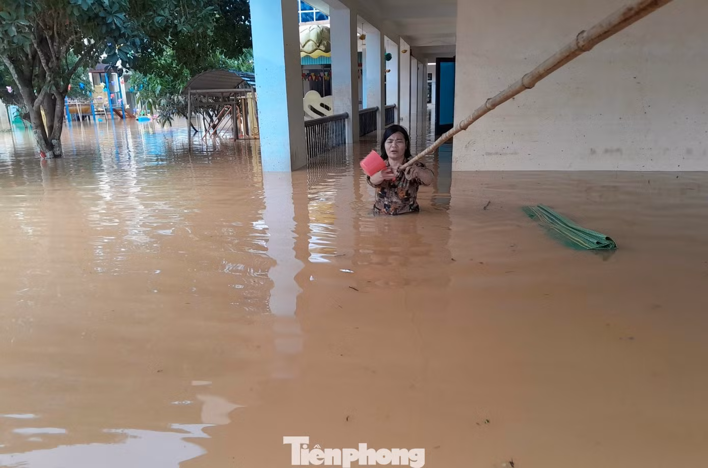 Cảm động hình ảnh cô giáo lội nước lũ ngang bụng đến trường để cứu tài sản cho trò...