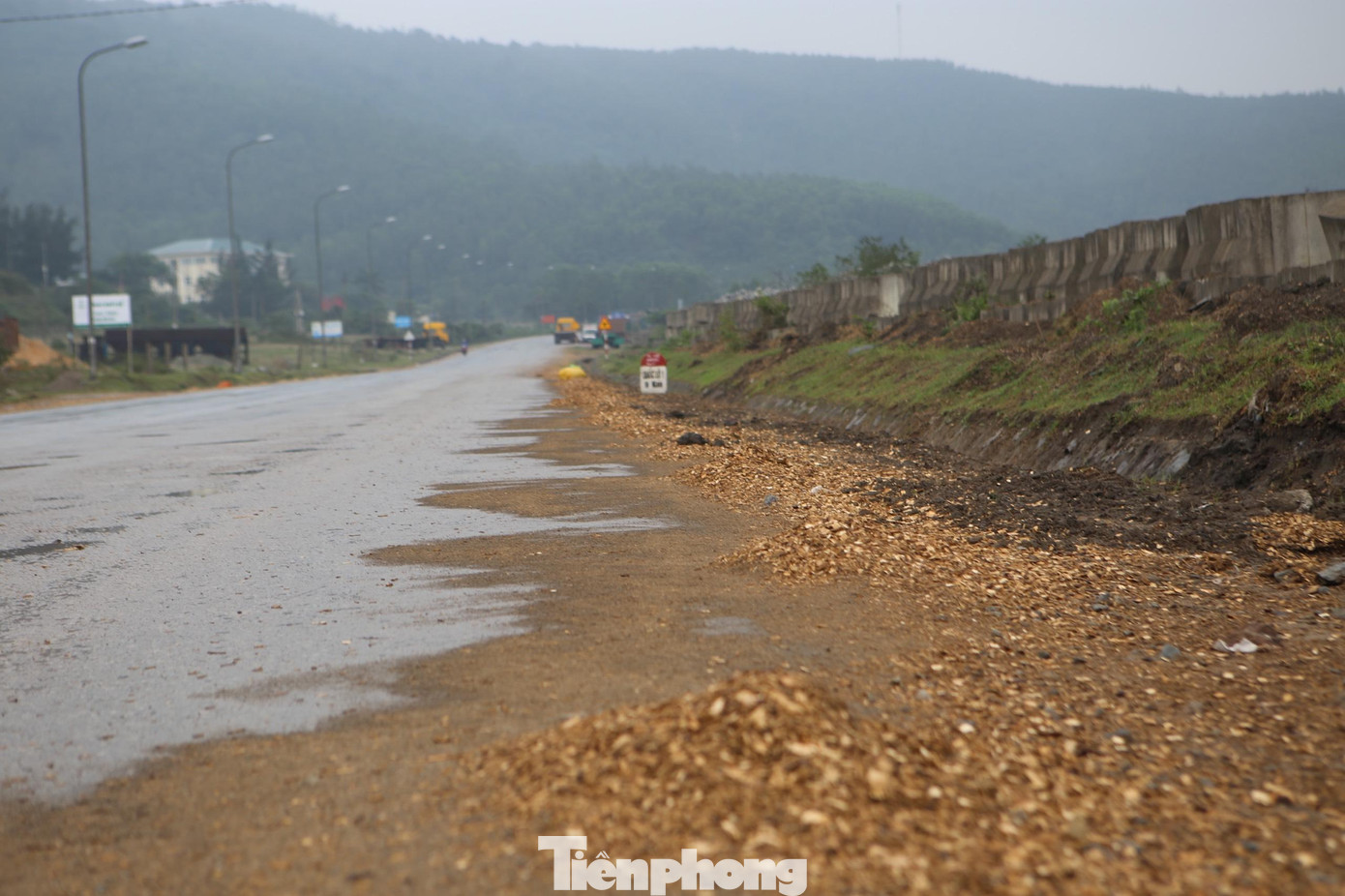 Theo ghi nhận của Tiền Phong, dọc tuyến quốc lộ 12C đoạn từ quốc lộ 1A dẫn vào cảng Vũng Áng, dăm gỗ vun thành đống dọc hai bên đường.