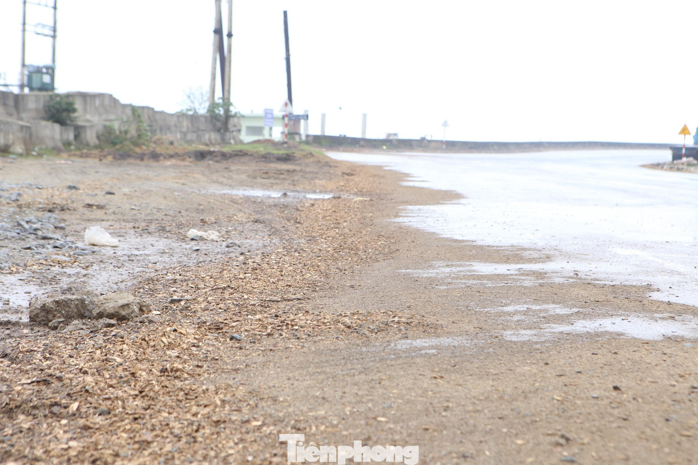 “Mỗi khi có xe chở gỗ dăm xuống cảng thì mới xảy ra tình trạng rơi vãi dọc đường. Thường là cứ 3-4 tháng mới có tàu để nhập gỗ dăm. Gỗ dăm được sản xuất ở 3 công ty, 1 công ty tại Kỳ Thịnh và 2 công ty ở Kỳ Lợi, khi nào hết hàng mới vận chuyển hàng thêm từ Quảng Bình vào. Hiện tại chưa nhận được phản ánh gỗ dăm tiếp tục rơi vãi ở đường nhưng chúng tôi sẽ xuống kiểm tra và đề xuất hướng xử lý”, lãnh đạo UBND xã Kỳ Lợi, thị xã Kỳ Anh cho hay.