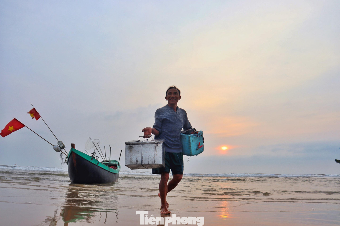 Chiến lợi phẩm sau một đêm thả lưới câu là những rổ mực ống tươi xanh. Ngư dân cẩn thận sắp mực vào thùng xốp để giữ độ tươi và để mực không bị dập nát.