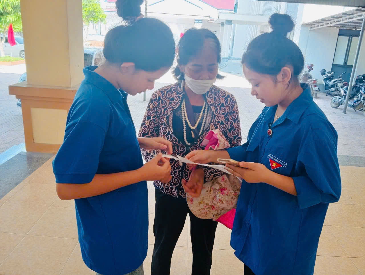 Tuổi trẻ Thiên Cầm hỗ trợ người dân giải quyết thủ tục hành chính tại Trung tâm phục vụ hành chính công.