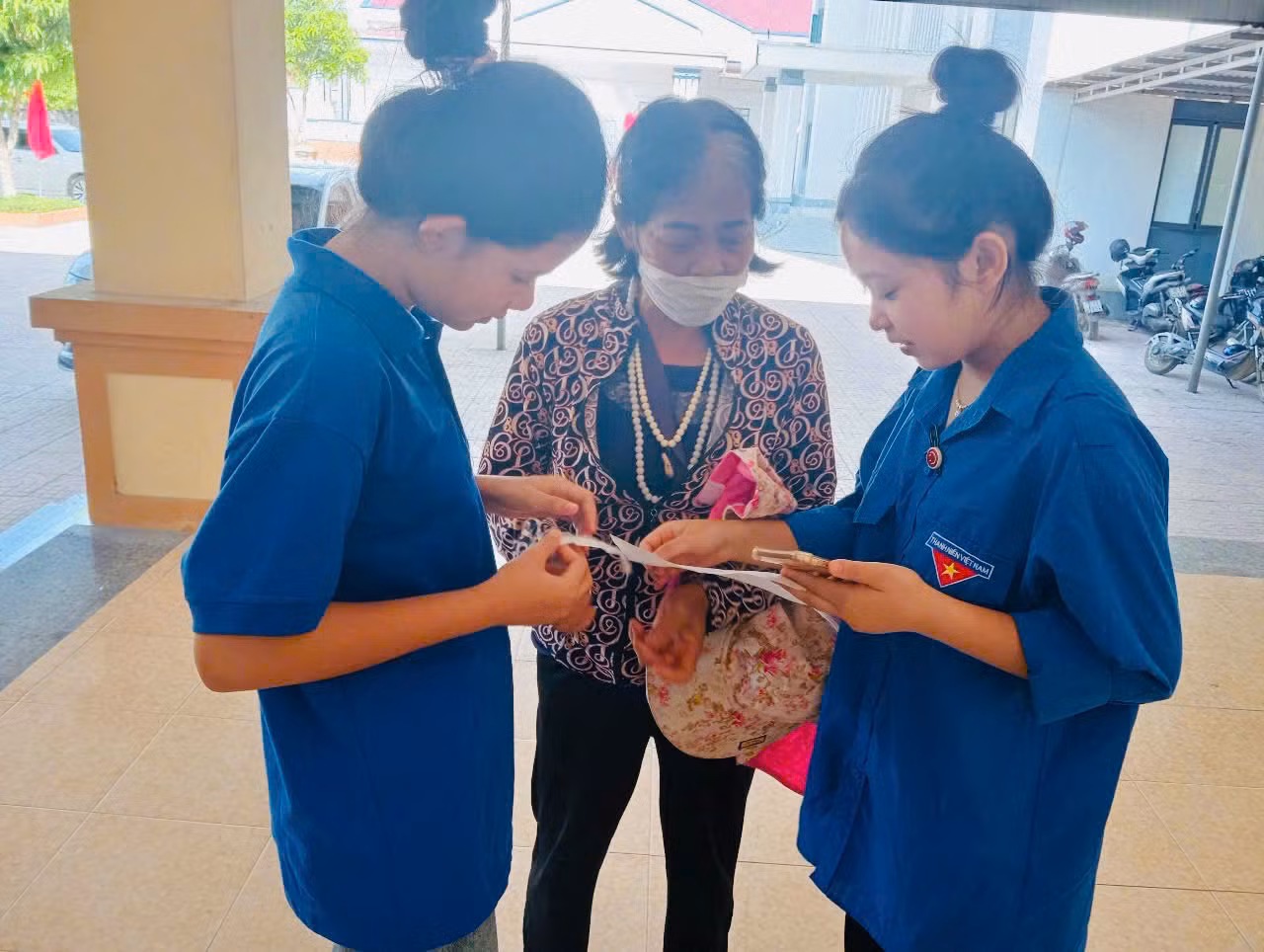 Tuổi trẻ Thiên Cầm hỗ trợ người dân giải quyết thủ tục hành chính tại Trung tâm phục vụ hành chính công.