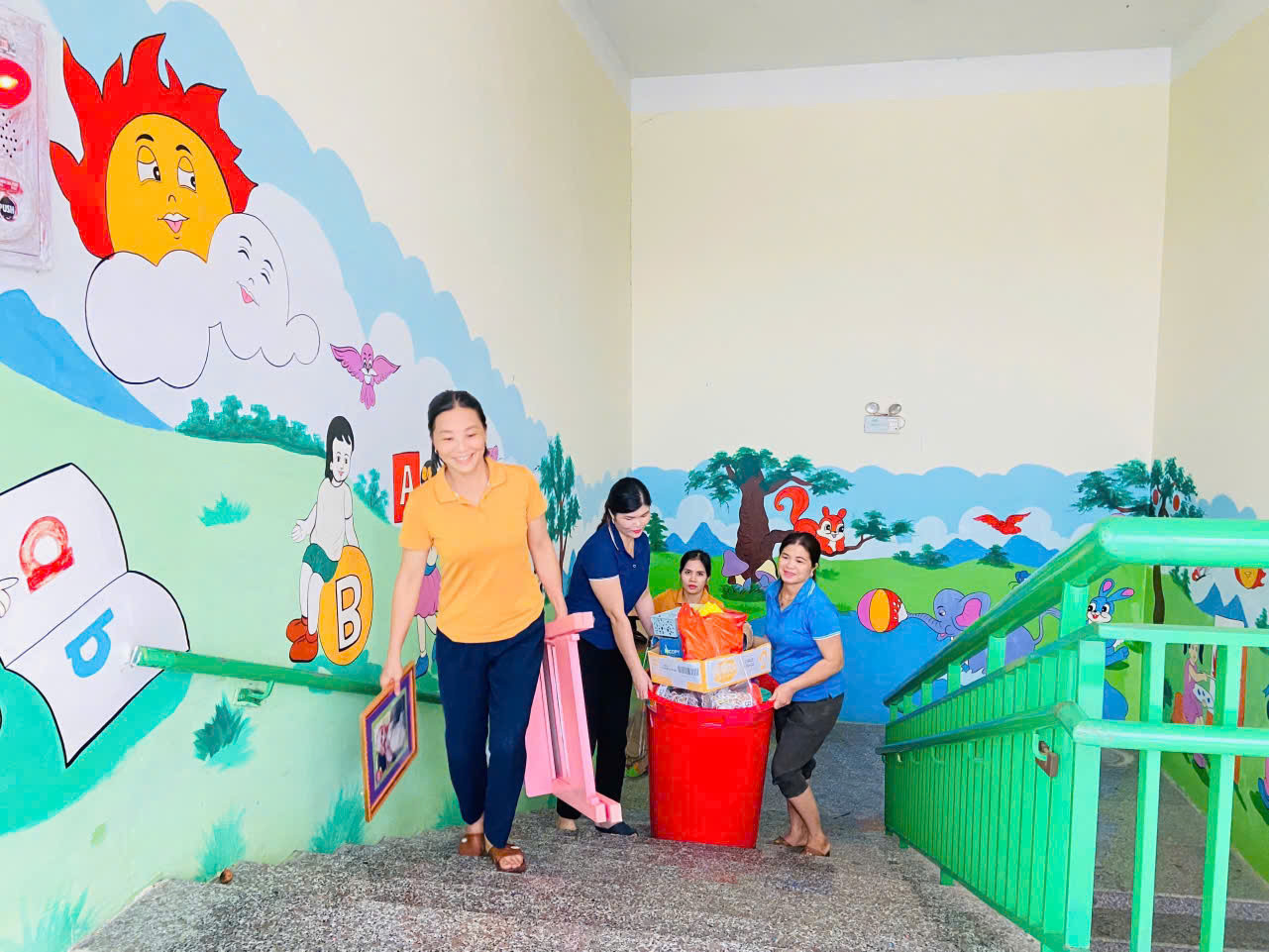 Nhiều giáo viên ở Hà Tĩnh thu dọn tài sản để phòng tránh thiệt hại do mưa lũ.