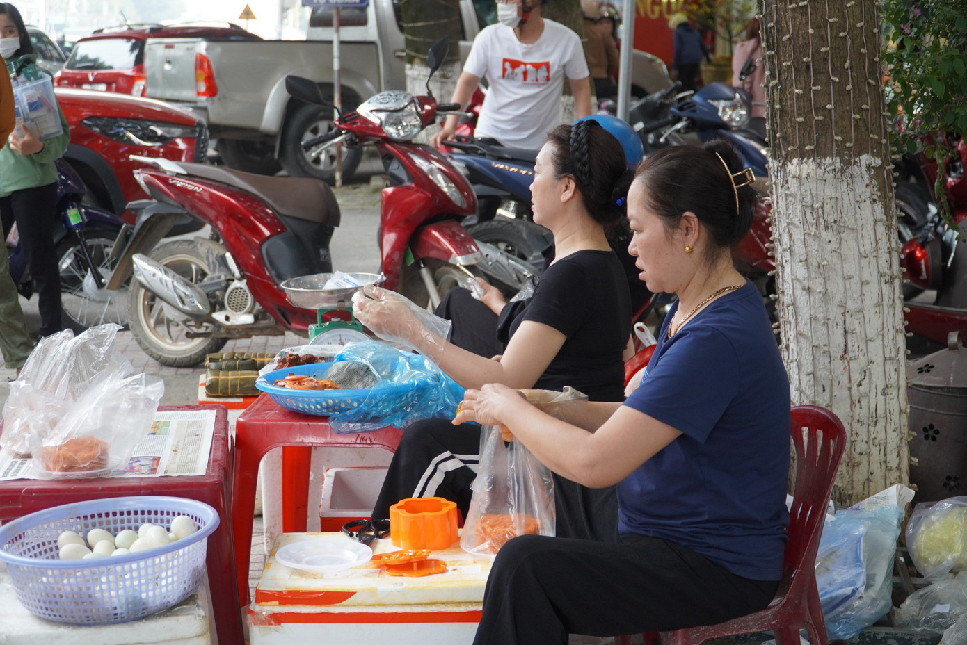 Mâm cỗ ngày vía Thần Tài được hiểu cần có 3 loài vật sinh sống ở 3 môi trường khác nhau bao gồm: Mặt đất (tượng trưng cho Thổ), dưới nước (Thủy) và loài vật sống trên trời (Thiên). Cụ thể miếng thịt lợn với ý nghĩa đại diện cho loài sống trên cạn; tôm đại diện cho những sinh vật sống dưới nước; quả trứng vịt đại diện cho loài vật bay trên bầu trời... Mâm cỗ ngày vía Thần Tài được hiểu cần có 3 loài vật sinh sống ở 3 môi trường khác nhau bao gồm: Mặt đất (tượng trưng cho Thổ), dưới nước (Thủy) và loài vật sống trên trời (Thiên). Cụ thể miếng thịt lợn với ý nghĩa đại diện cho loài sống trên cạn; tôm đại diện cho những sinh vật sống dưới nước; quả trứng vịt đại diện cho loài vật bay trên bầu trời...