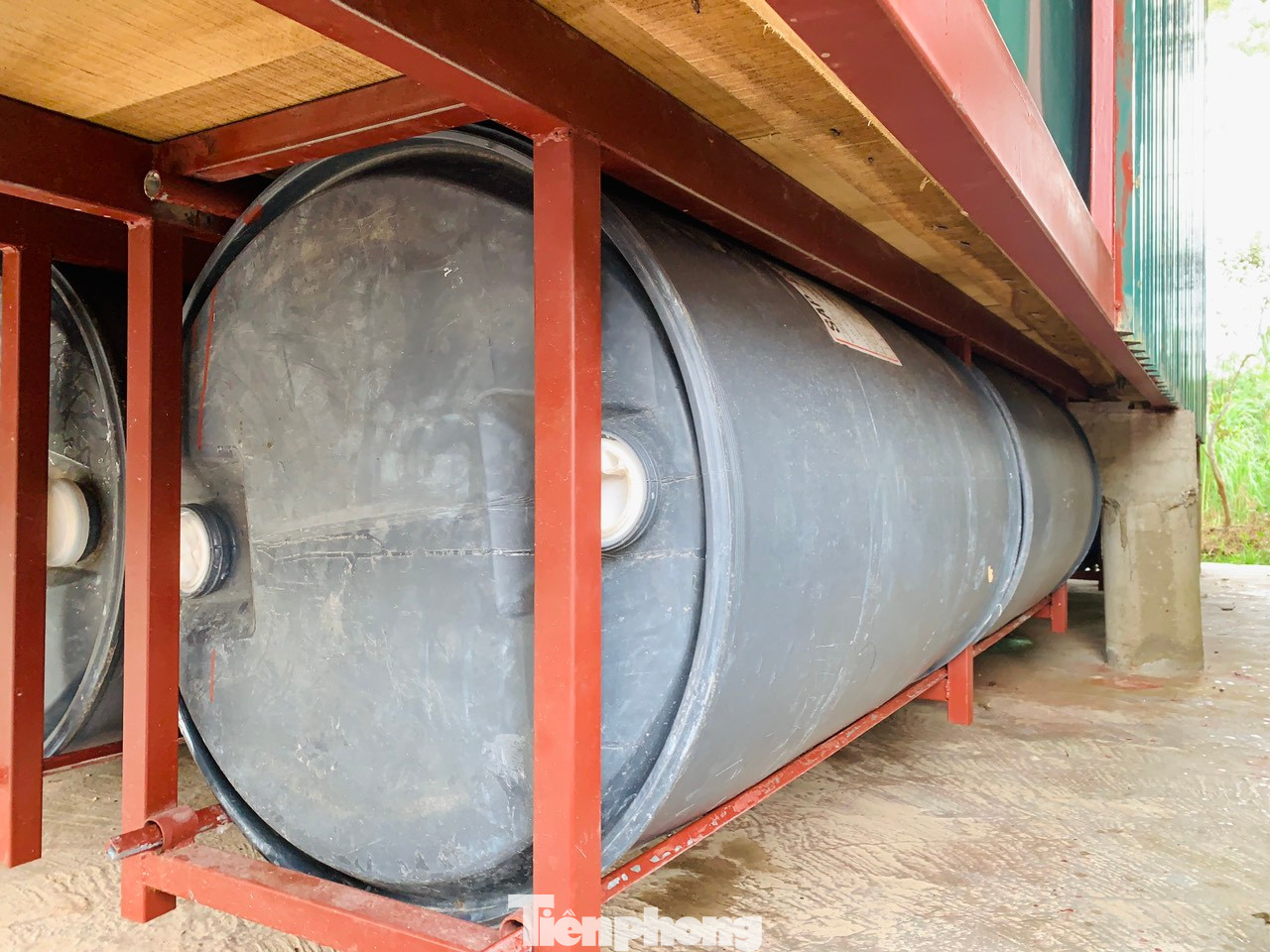 Nhà Phao chống lũ được thiết kế bằng khung thép chịu lực, mái lợp tôn, phía dưới lắp đặt nhiều thùng phuy cỡ lớn.