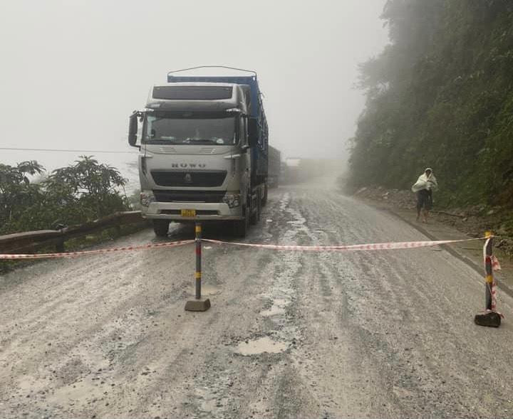 Giao thông đường lên Cửa khẩu Quốc tế Cầu Treo bị tê liệt.