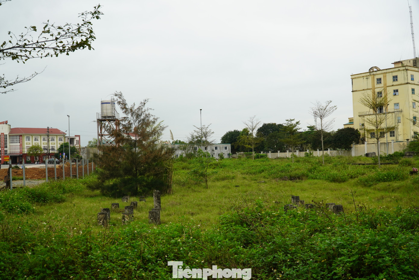 Năm 2004, tỉnh Hà Tĩnh giao cho Công ty CP hợp tác đầu tư Việt Trung (gọi tắt là Công ty Việt Trung) thuê khu "đất vàng" rộng gần 3ha tại phường Đại Nài (thành phố Hà Tĩnh) để xây dựng dự án nhà máy bia. Tuy nhiên dự án sau đó không được thực hiện. Đến năm 2017, Hà Tĩnh đã đồng ý cho Công ty Việt Trung chuyển đổi mục đích sử dụng đất, giao đất đối với khu đất của nhà máy bia bỏ hoang để làm Dự án Trung tâm thương mại, khách sạn Villa BMC Việt – Trung.