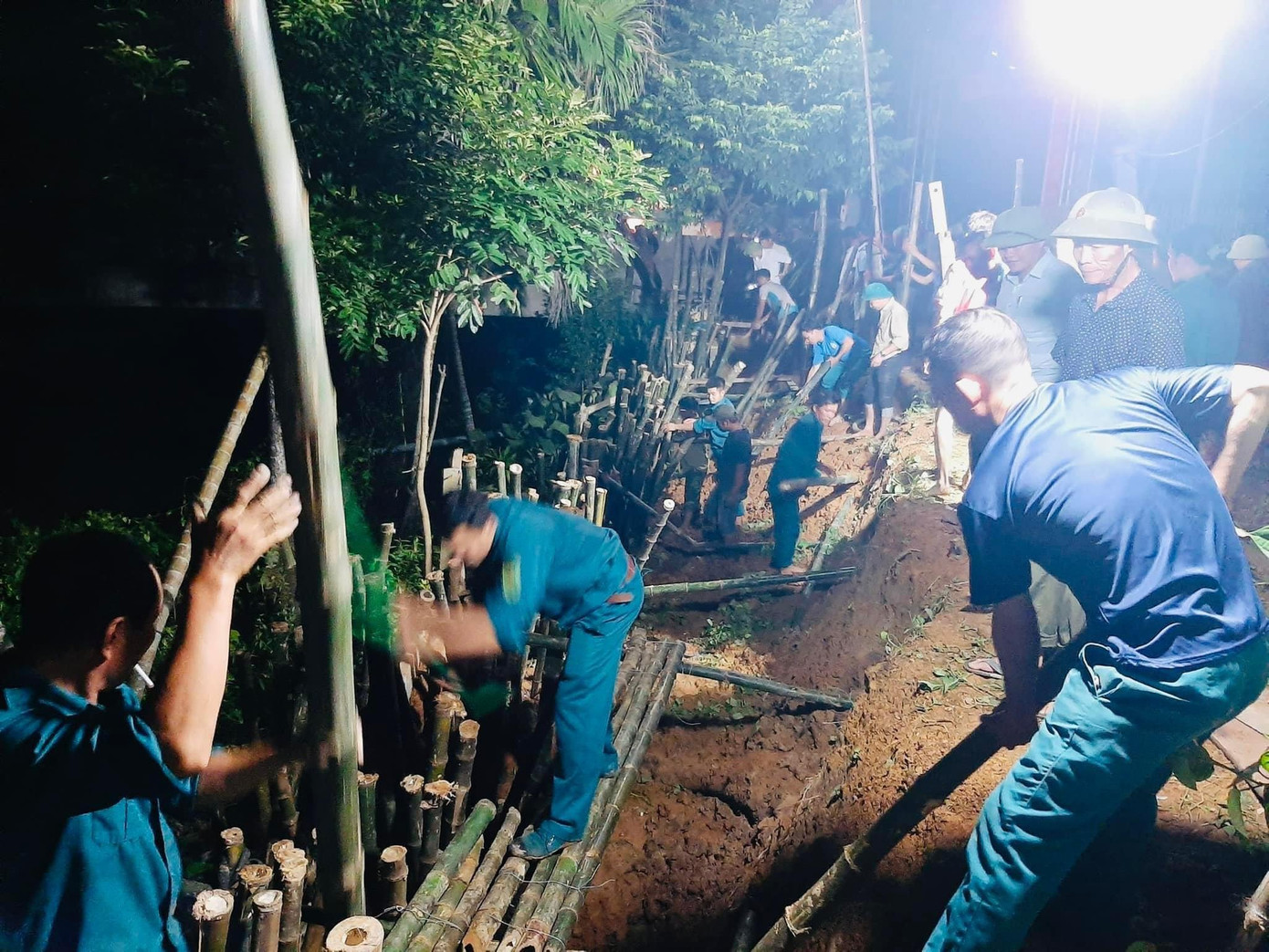 Bờ sông Ngàn Mọ bị sạt lở, lực lượng chức năng tiến hành đóng cọc tre, gia cố lại. Bờ sông Ngàn Mọ bị sạt lở, lực lượng chức năng tiến hành đóng cọc tre, gia cố lại.