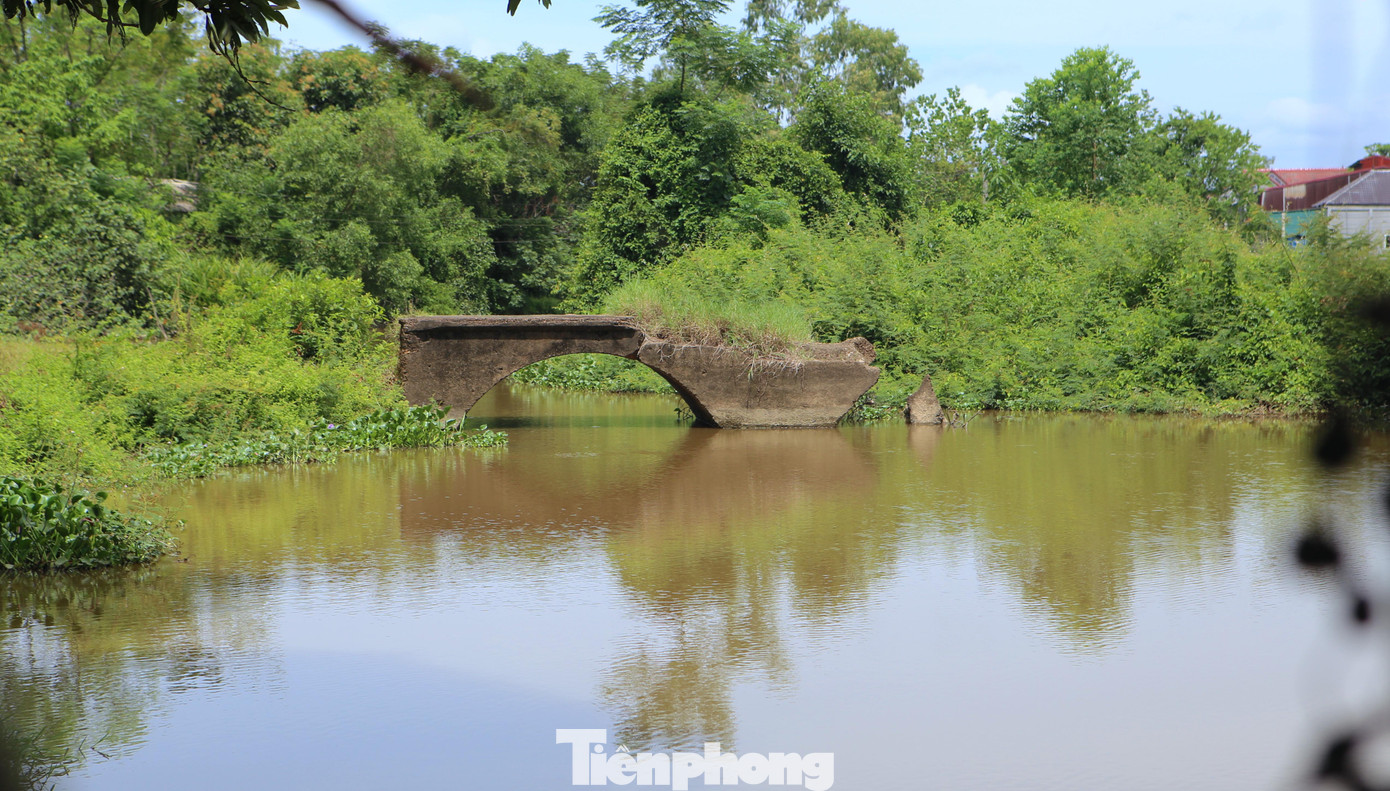 Cầu Nhe - nơi ghi dấu sự hy sinh của 53 chiến sĩ do bom Mỹ đánh trúng vào ngày 15/4/1968, thuộc địa phận xã Vĩnh Lộc (nay là Khánh Vĩnh Yên, huyện Can Lộc, tỉnh Hà Tĩnh). Cây cầu bắc qua sông Nhe là cửa ngõ quan trọng, huyết mạch giao thông nối hậu phương miền Bắc với tiền tuyến miền Nam.