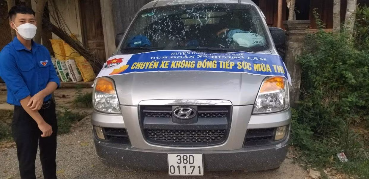 Các tình nguyện viên đã sử dụng ô tô đưa đón vừa thuận tiện với tình trạng hiện tại của em Yến đồng thời tránh thời tiết nắng nóng ảnh hưởng sức khỏe thí sinh.